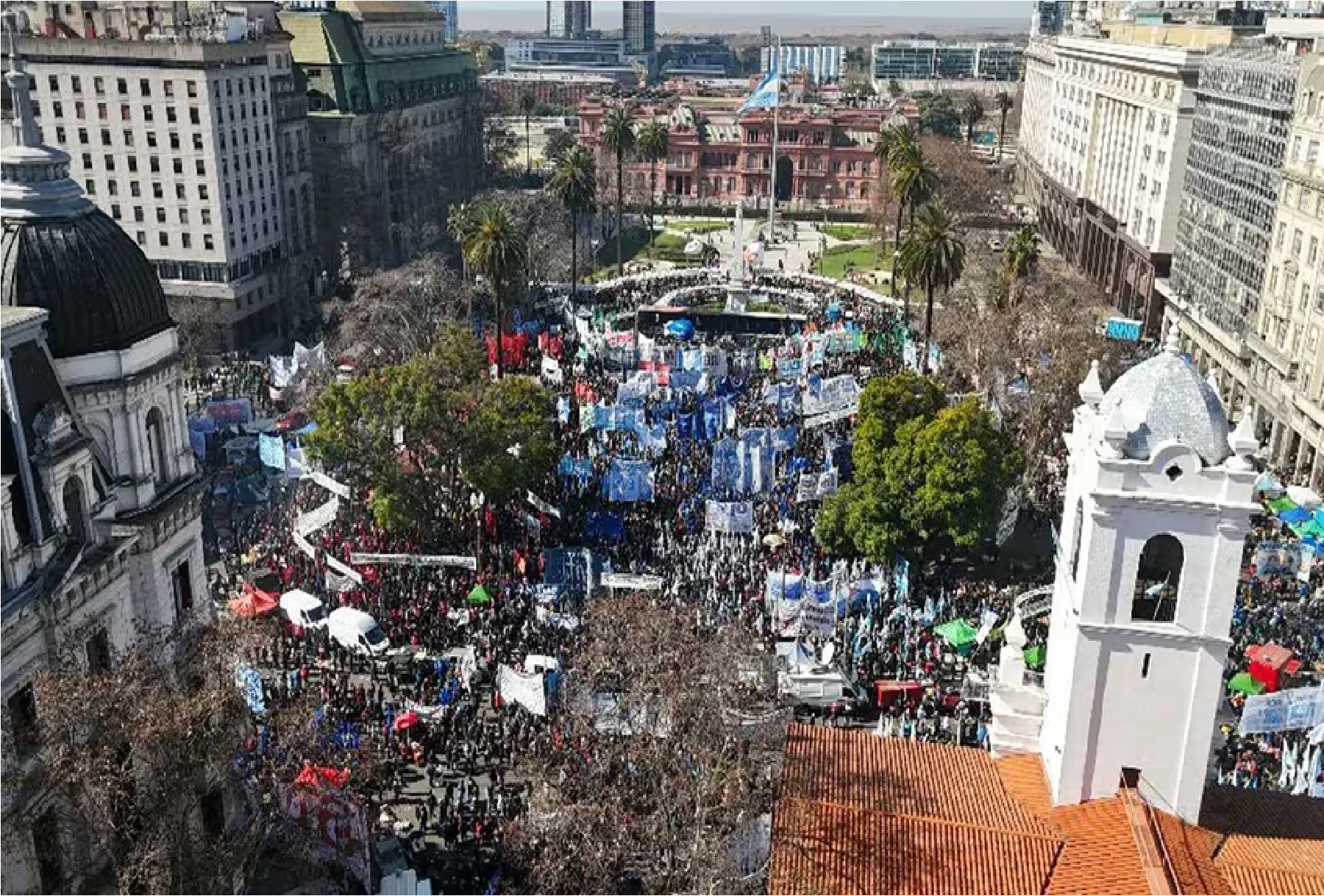 Duras críticas a Javier Milei en la marcha por San Cayetano en Buenos Aires: "Deshumanizante" 