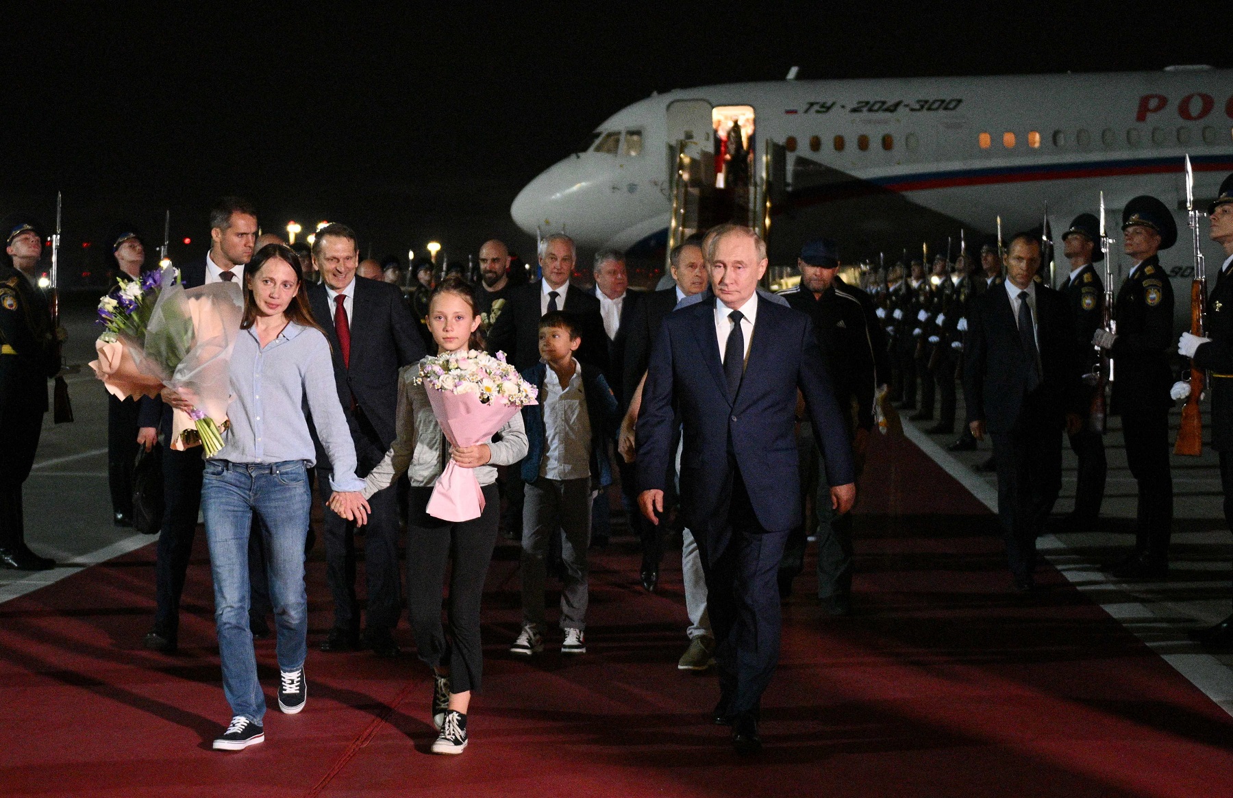 Putin recibió a la familia en el aeropuerto de Moscú. Foto AFP