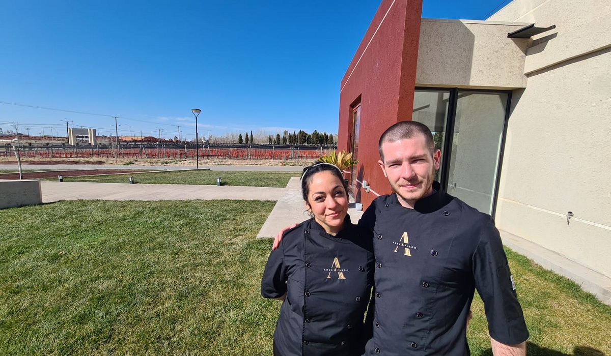 Mica e Ignacio están al frente de las cocinas de Agua de Fuego.