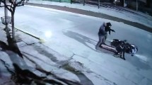 Imagen de Video | Brutal robo en el Metrobús de Neuquén: le apuntaron y patearon en el piso para sacarle la moto