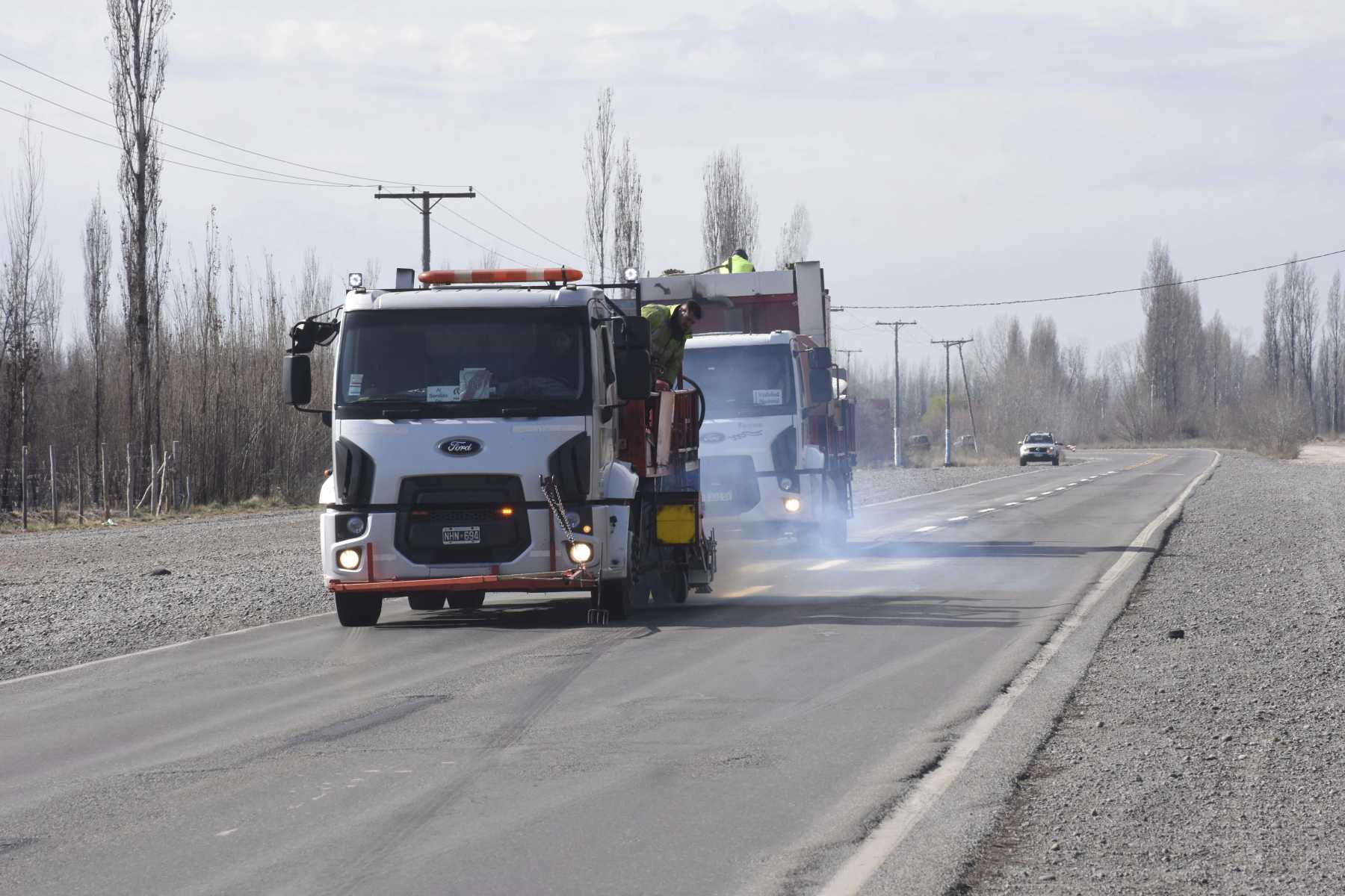 Vialidad Nacional realiza tareas de señalización en la Ruta 22 en Allen, Roca y Cervantes. Foto Alejandro Carnevale. 