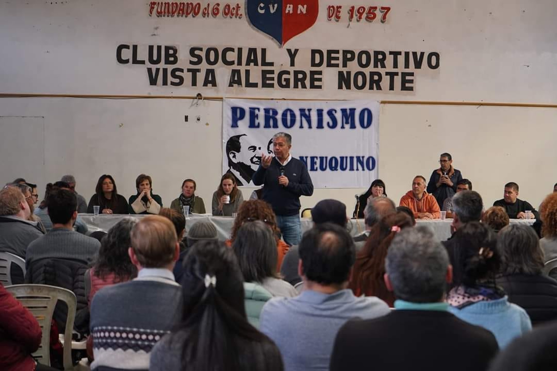 Rolando Figueroa en un encuentro con dirigentes del peronismo de Neuquén. Foto: gentileza.