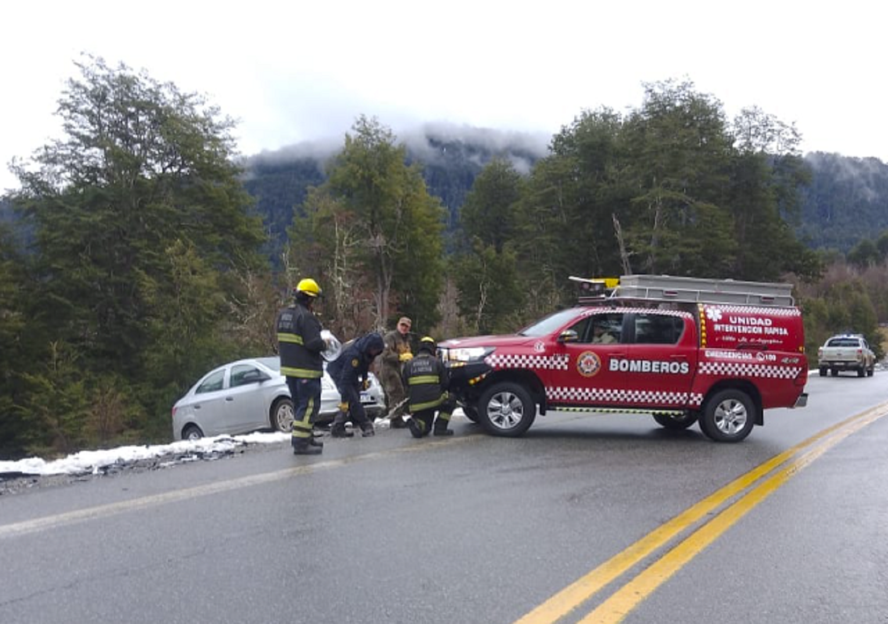 Desbarrancó sobre la Ruta 40. Foto: Bomberos Villa La Angostura.