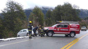 Desbarrancó un auto sobre la Ruta 40, cerca de Villa La Angostura: no hubo heridos de gravedad