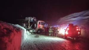 Un camión se despistó por la nieve y quedó cruzado sobre la Ruta 231, cerca de La Angostura