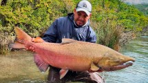 Imagen de Un salmón de 33 kilos le cambió la vida al camionero de Vaca Muerta que quería ser guía de pesca en los lagos de la Patagonia