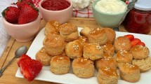 Imagen de Paso a paso, cómo hacer scones de avena con mermelada de frutos rojos casera y deslumbrar con el mate