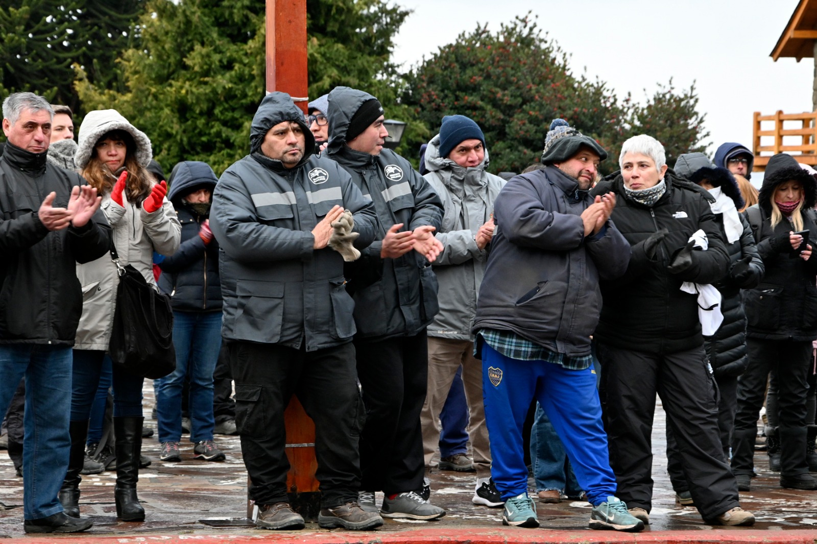 Durante la mañana lun grupo de municipales se congregó en la plaza principal de la ciudad en espera del resultado de las paritarias. (Alfredo Leiva)