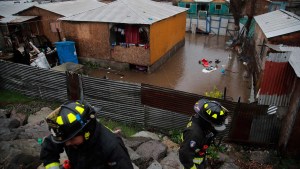 Tres muertos deja temporal de viento y lluvia que golpea el centro y sur de Chile