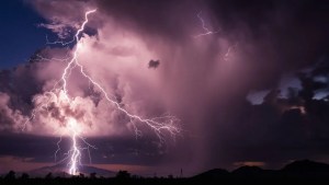 Tormenta de Santa Rosa: pautas a tener en cuenta para conducir bajo la lluvia