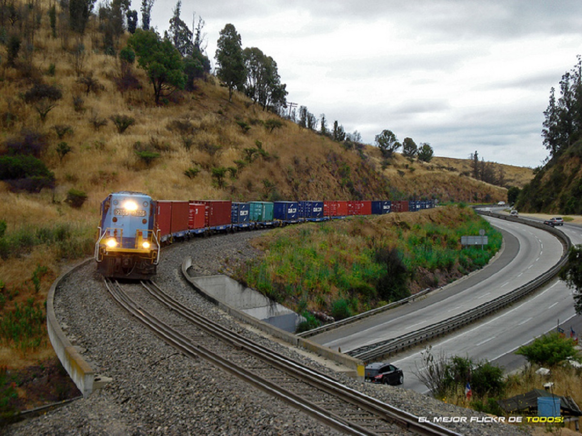 La Empresa Ferrocarriles del Estado tiene en marcha un plan para aumentar las cargas por tren en el país trasandino (EFE tren de cargas)