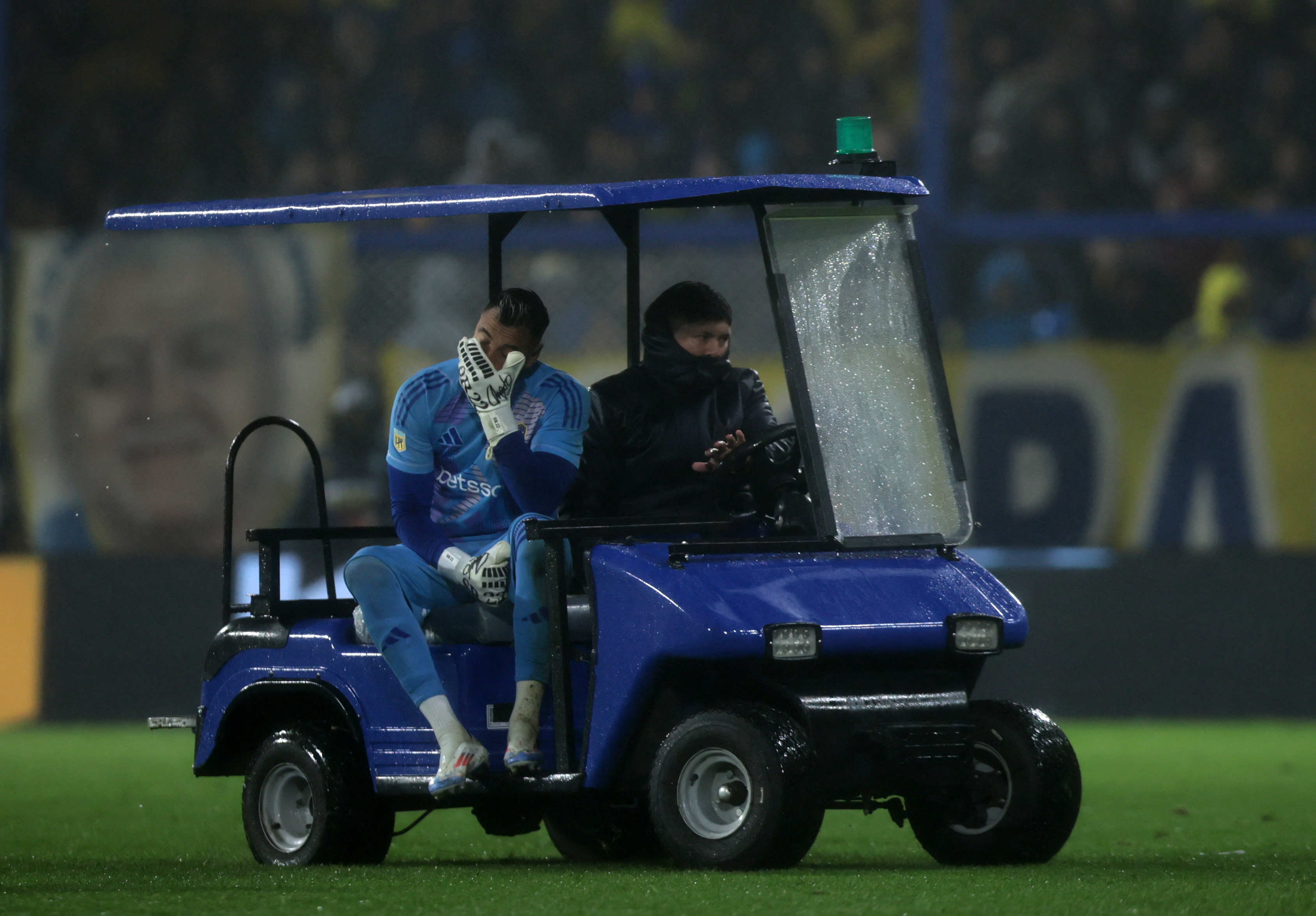 Romero se retiró lesionado en el hombro derecho y no jugará ante Talleres en Mendoza. 