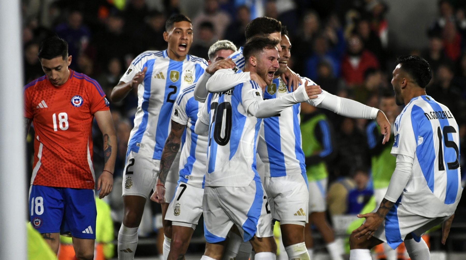 Argentina se floreó al final y le ganó 3 a 0 a Chile. (Foto: Fotobaires)