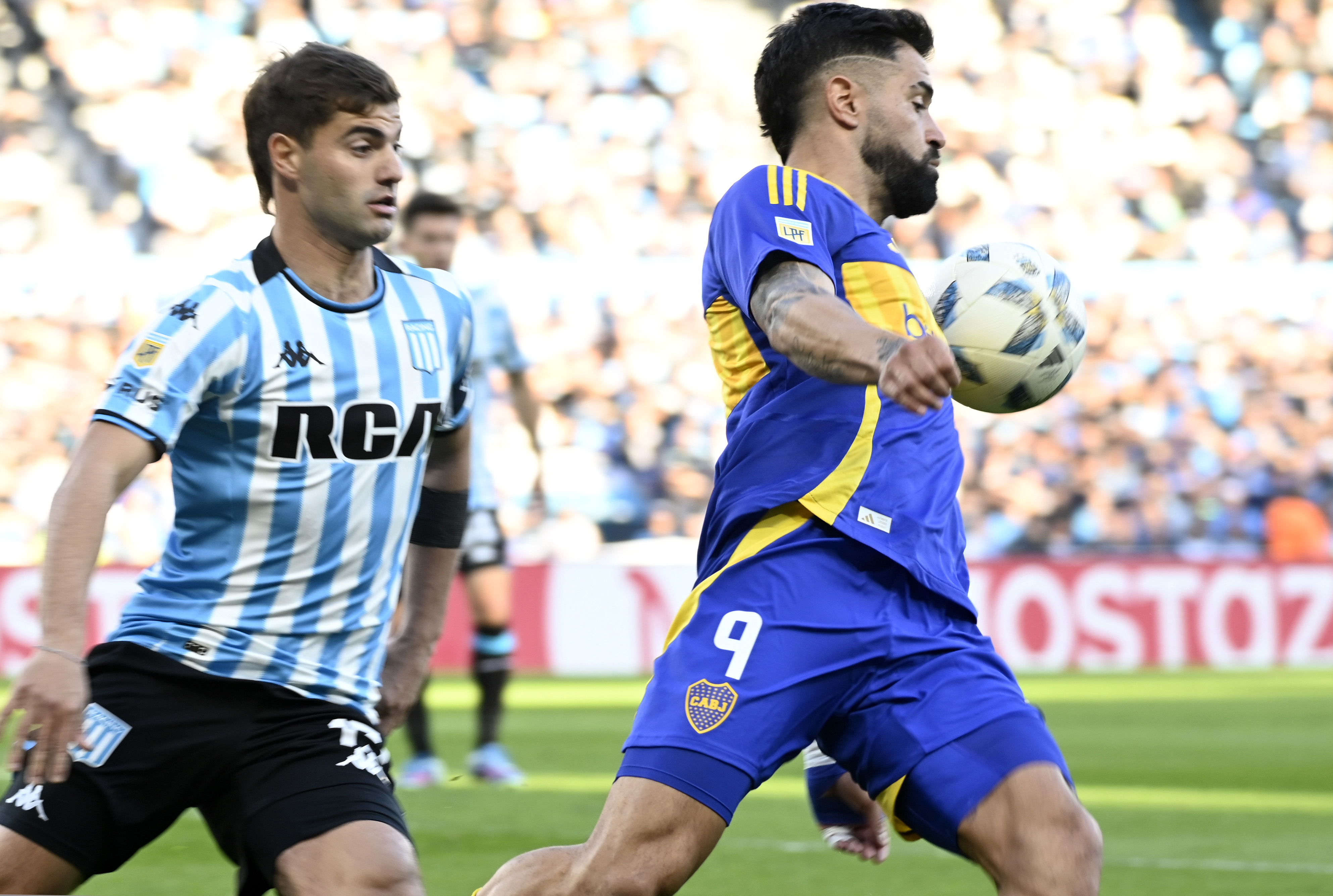 Giménez marcó el tanto de Boca, marcado por Sosa de lo mejor en Racing. Fotobaires