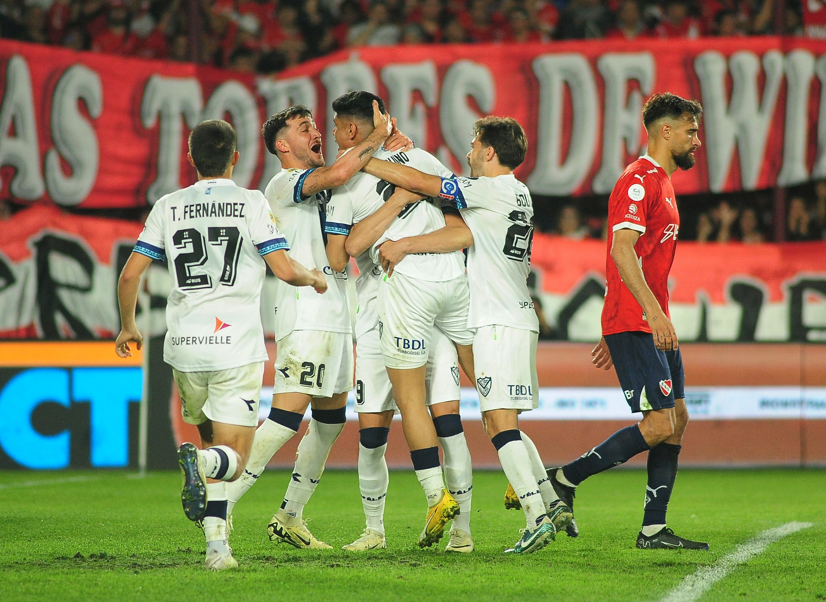 Los jugadores Vélez festejan el gol de Aquino de penal que le dio el boleto a semifinales al Fortín. Fotobaires