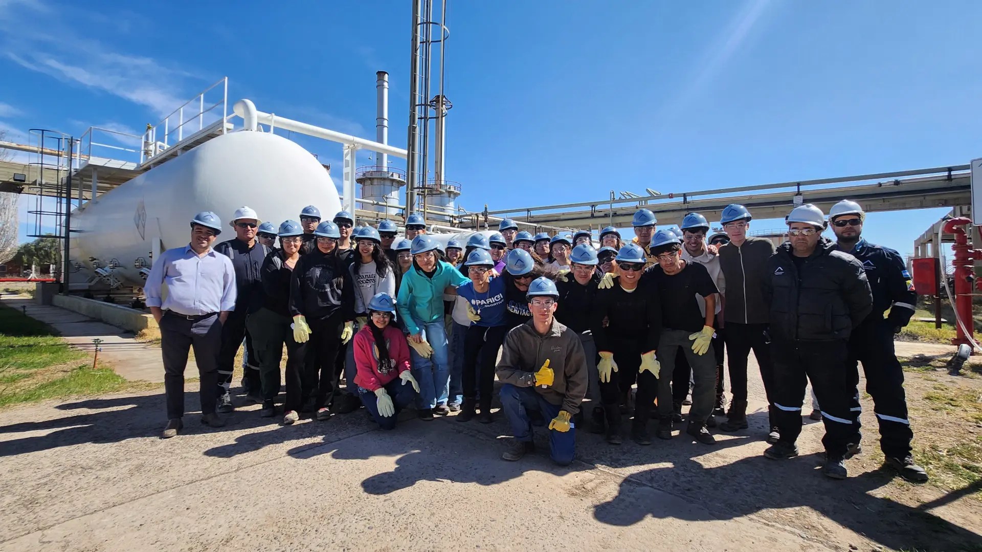 Los alumnos aprendieron sobre eficiencia energética en el yacimiento. Foto: gentileza. 