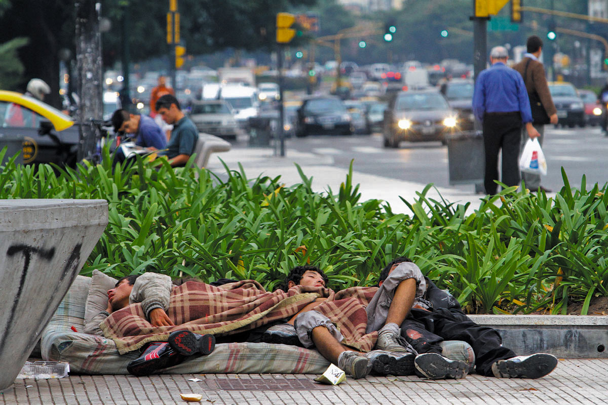 Pobreza extrema. Más de la mitad de los argentinos no logra satisfacer necesidades básicas.