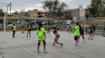 Imagen de Un gimnasio para mi barrio: el club de vóley de Neuquén que sueña con su propio hogar