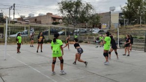 Un gimnasio para mi barrio: el club de vóley de Neuquén que sueña con su propio hogar