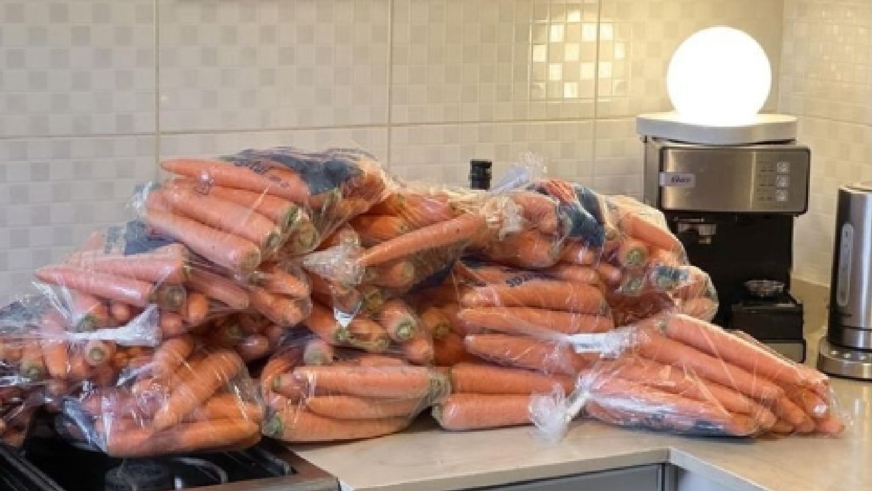 Le llegaron 35 kilos de zanahorias a su casa por un error en la compra online. 