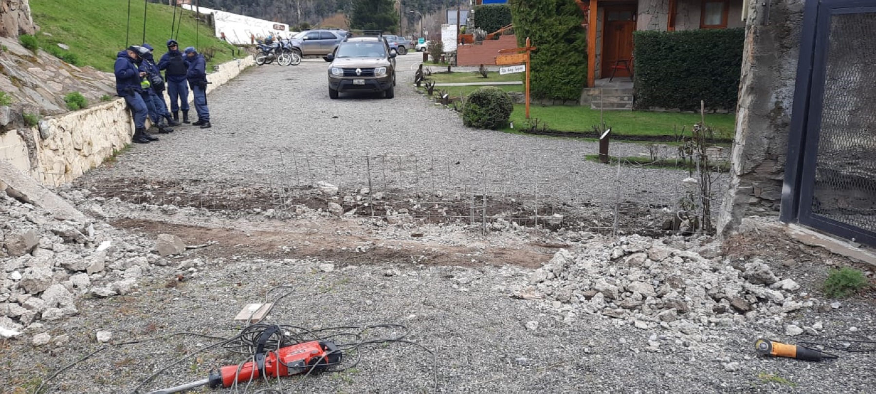 El municipio de San Martín de los Andes demolió un muro que no tenía autorización. Foto gentileza. 