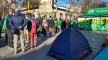 Imagen de Corte en el centro de Roca: ATE acampa contra el ajuste a los jubilados