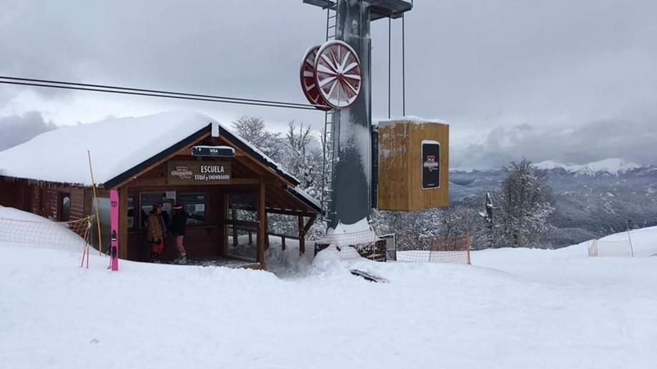 La nieve vistió de blanco al Cerro Chapelco. Foto: Diario Río Negro