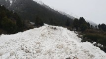 Imagen de Hubo una avalancha en la zona de El Contra-Lago Huechulafquen y el camino quedó bloqueado de nieve