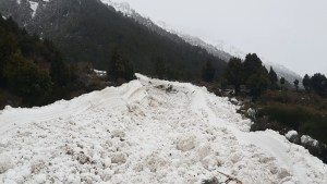 Hubo una avalancha en la zona de El Contra-Lago Huechulafquen y el camino quedó bloqueado de nieve