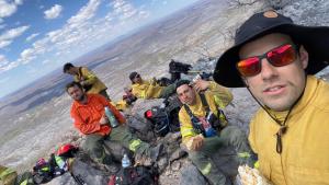 Brigadistas de Bariloche combaten el incendio en Córdoba: «El fuego no puede llegar al pueblo»