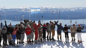 Con equipos de época, los pioneros del esquí se lucieron en el cerro Catedral