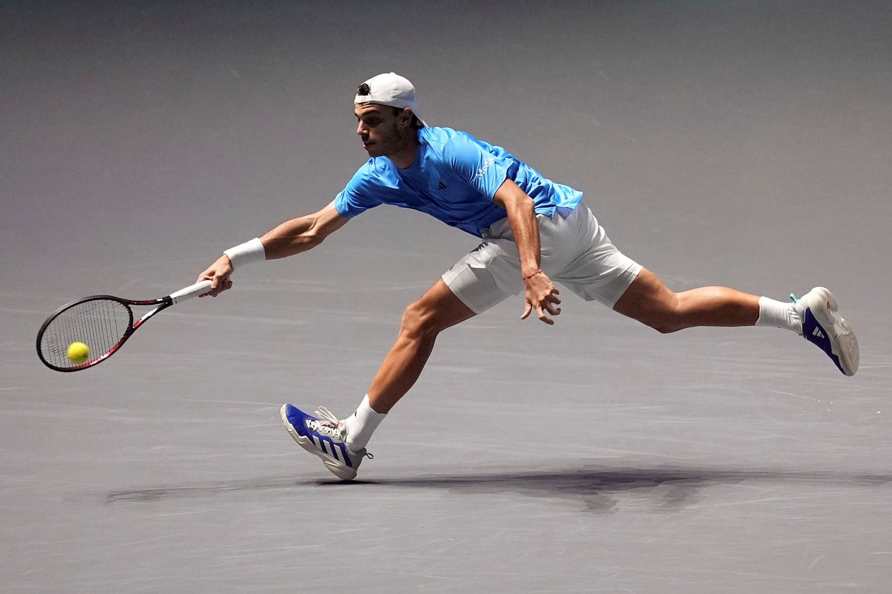 Cerúndolo jugó un partidazo ante Draper y aseguró el triunfo de Argentina en Manchester. (AFP)