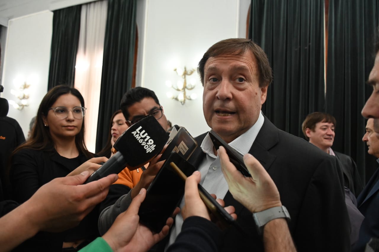 El gobernador Weretilneck habló con la prensa al concluir el acto en el Salón Gris. Foto: Marcelo Ochoa