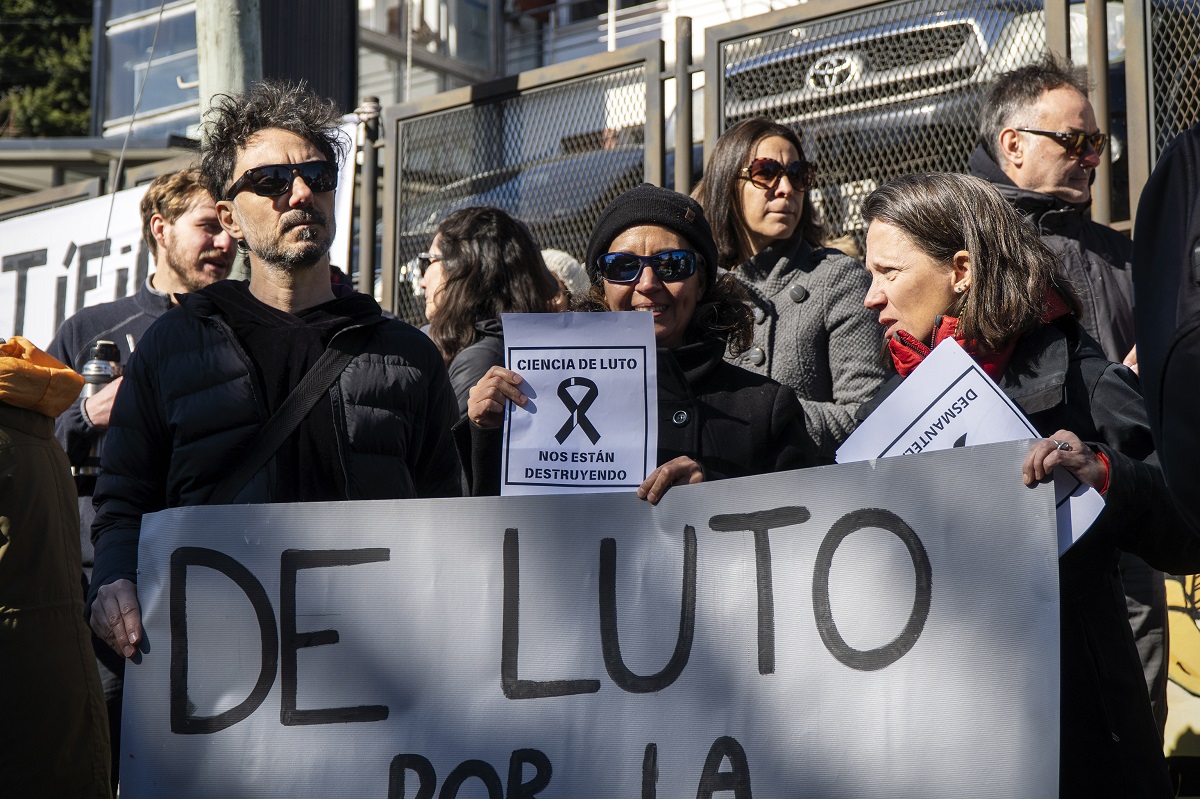 "De luto por la ciencia". Así fue recibido el presidente del Conicet en Bariloche. Foto: Marcelo Martínez