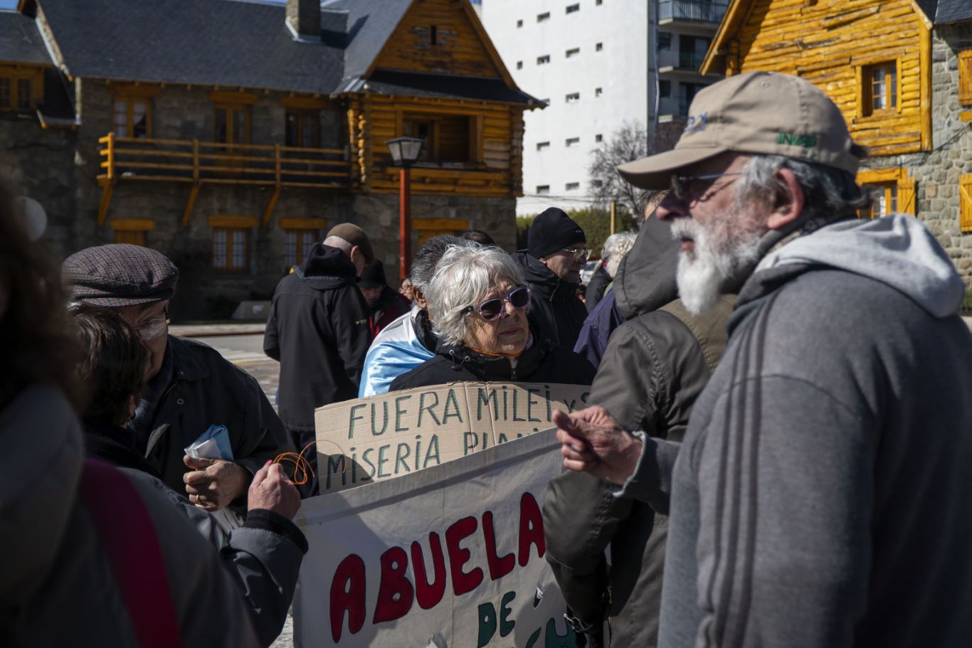 El Abuelazo de Bairloche estuvo presente en el reclamo por el veto de Milei. Foto: Marcelo Martínez