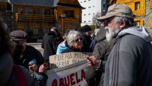 Jubilados en Bariloche: “Antes podíamos llenar la heladera, ahorrar o comprarnos algo; ahora es imposible”