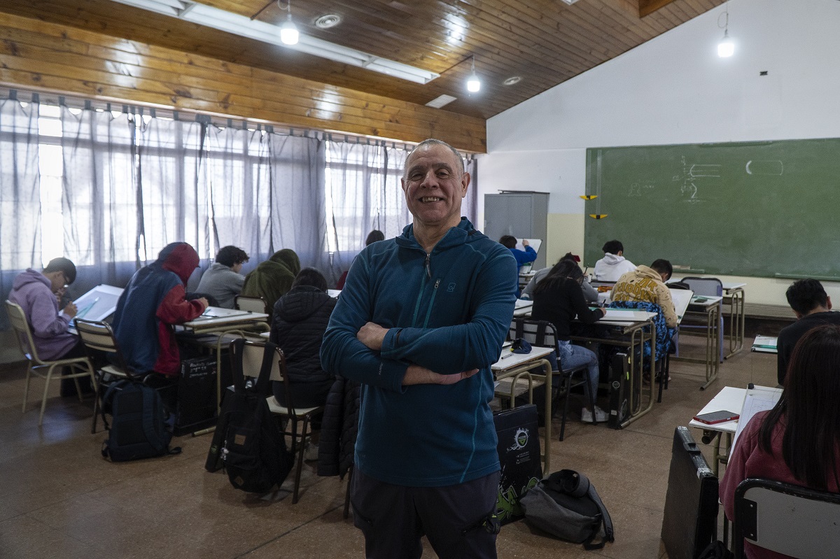 Ricardo Martínez tiene 61 años y es profesor del CET 2 en Bariloche. Foto: Marcelo Martínez