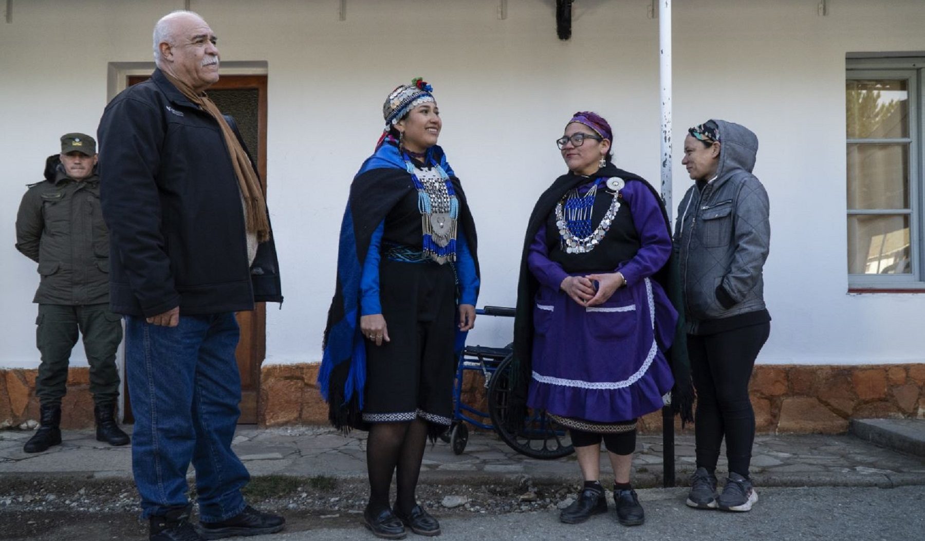 Betiana Colhuan Nahuel (centro) quedó apartada de la causa por usurpación en Villa Mascardi y ahora será "amicus curiae". Foto: Marcelo Martinez