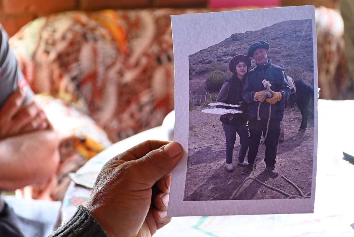 Carina y su papá Benito. La familia vive en una zona de chacras. Foto Florencia Salto.