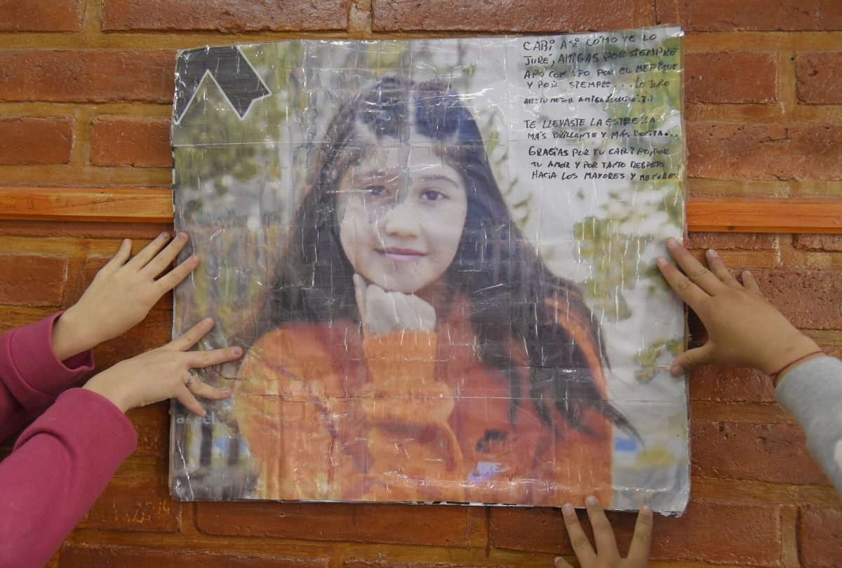 Carina estudiaba en el CPEM N°35, donde hay carteles que la recuerdan. Vivía en la zona de chacras, a unos 5 kilómetros del pueblo. Foto Florencia Salto.