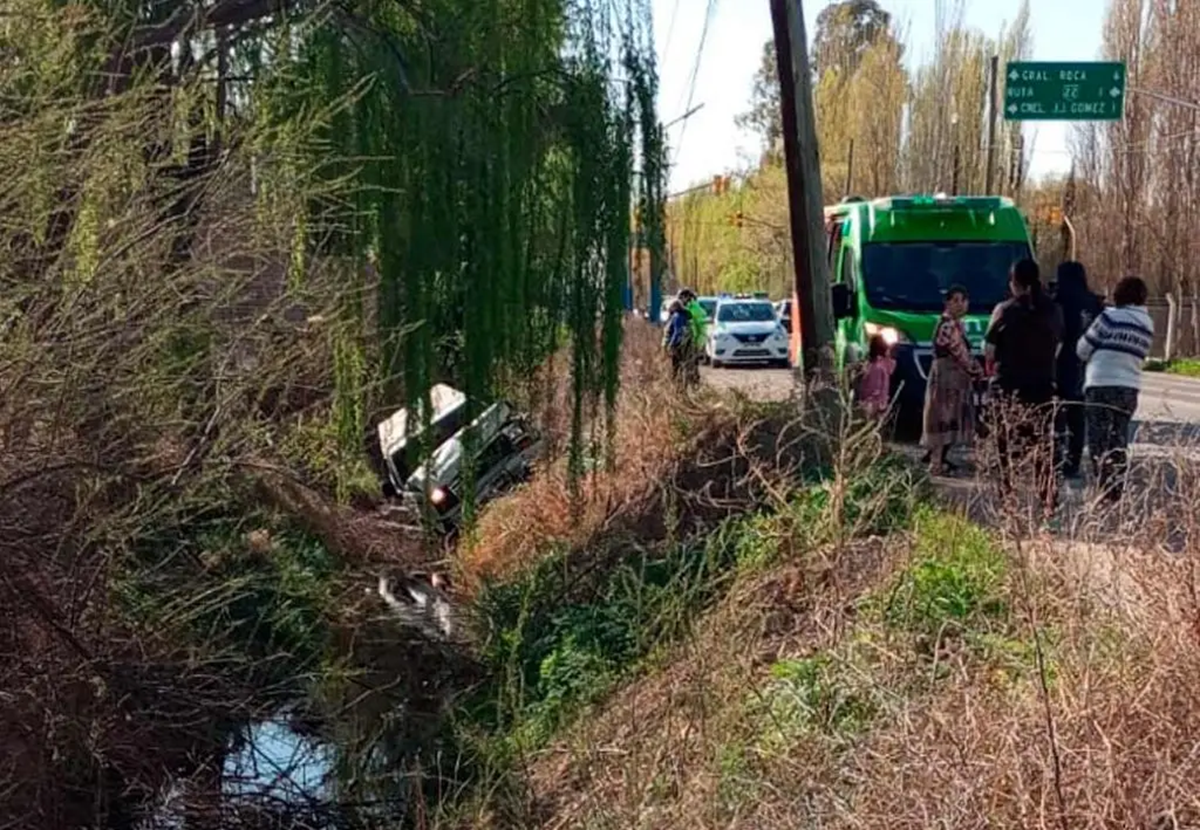 Perdió el control y cayó a un desagüe en Ruta Chica, cerca de Roca: hay un herido grave