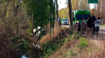 Imagen de Perdió el control y cayó a un desagüe en Ruta Chica, cerca de Roca: el conductor resultó herido