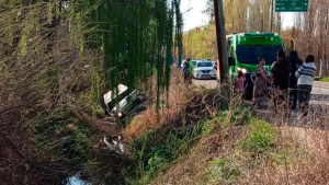 Perdió el control y cayó a un desagüe en Ruta Chica, cerca de Roca: el conductor resultó herido