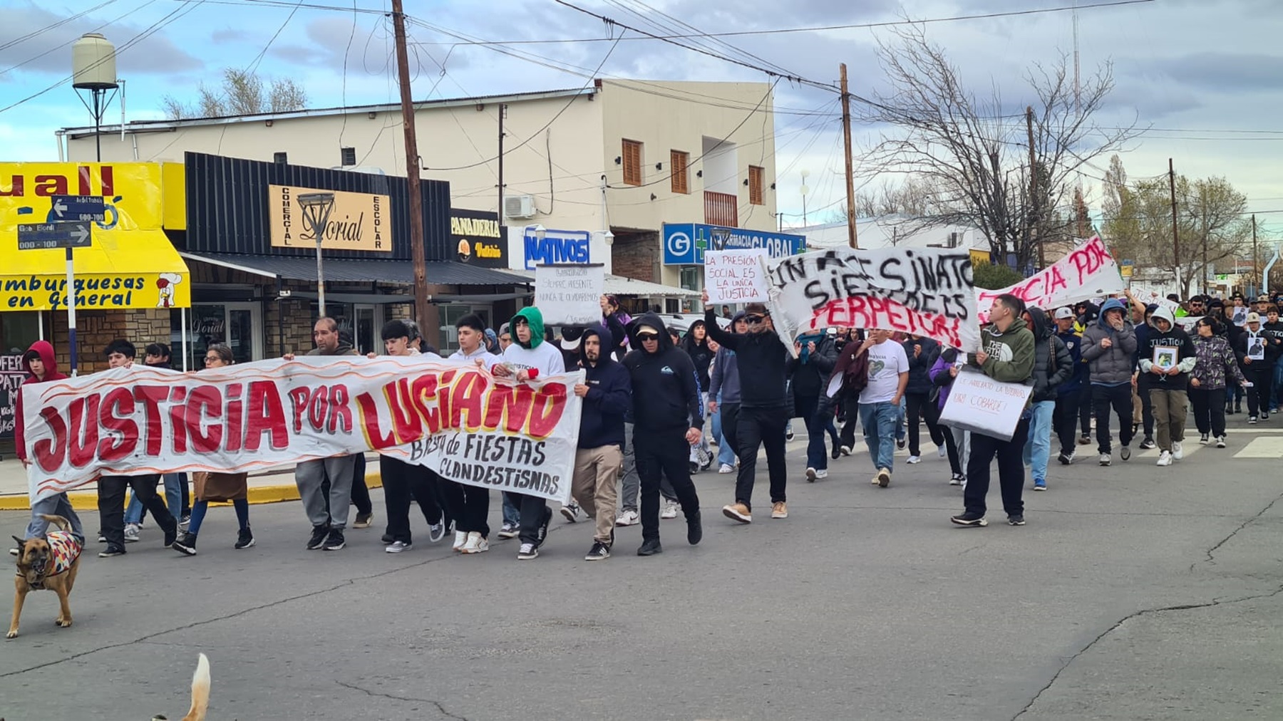 La marcha de una cuadra  fue por las calles céntricas de Cutral Co (Foto: Andrea Vazquez)