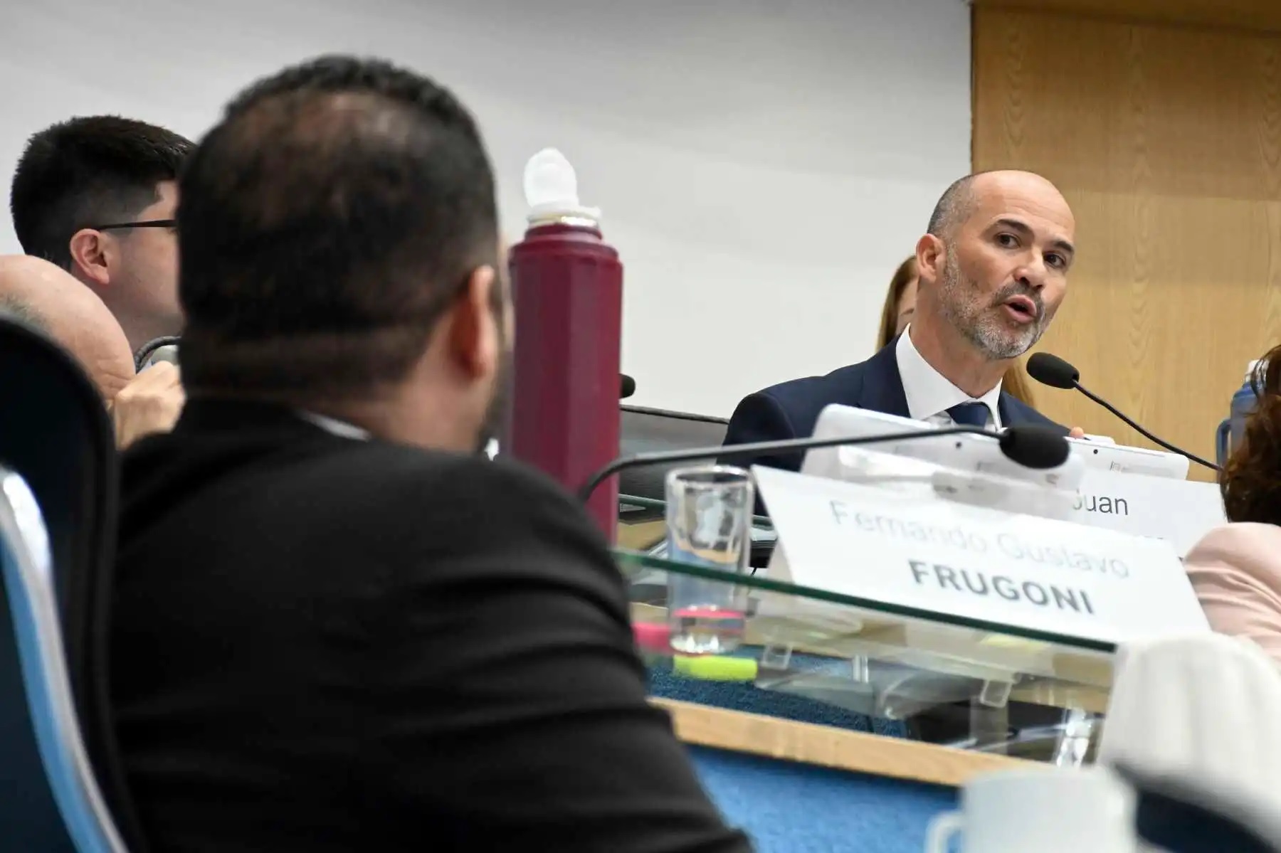 Luciano Delgado (de espaldas) y Juan Martin se sacaron chispas en la sesión del jueves. (Foto: Marcelo Ochoa)