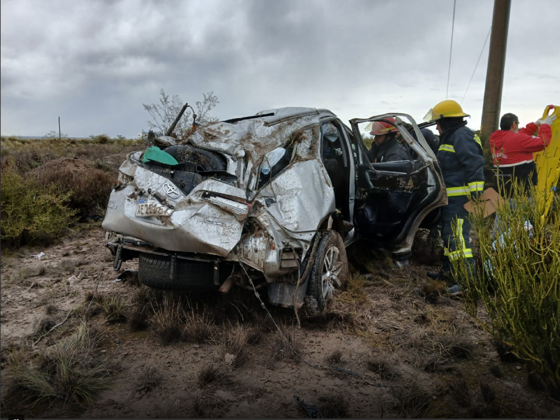 Volcó la camioneta en la que viajaba el ministro de Obras Públicas de Río Negro, Alejandro Echarren. Foto: (Gentileza: NoticiasNet).