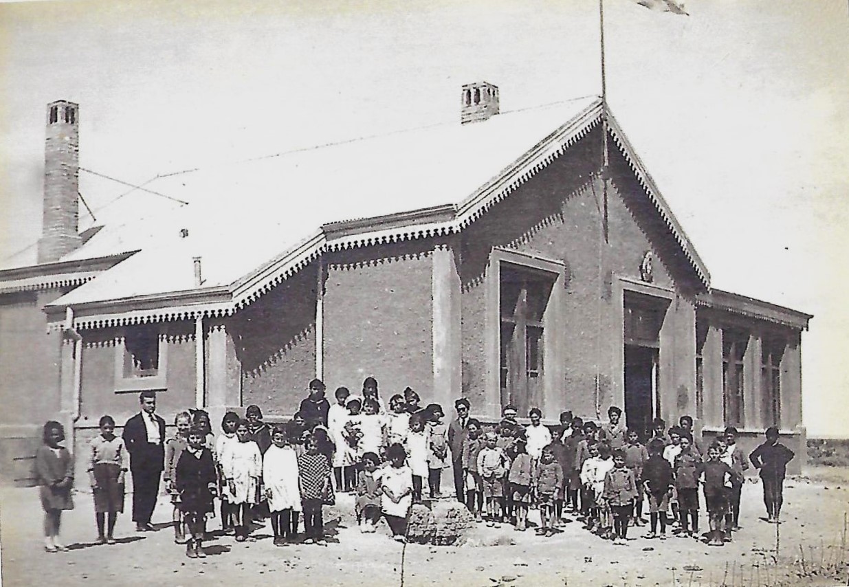 El recuerdo de la Escuela 22, ya en Plaza Huincul, allá por 1923. Foto: Archivo local.