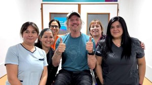 Facundo Arana visitó el hospital de San Martín de los Andes y sorprendió al personal de salud