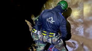 Video: así rescataron el cuerpo del hombre que murió tras caer de un acantilado en El Chocón