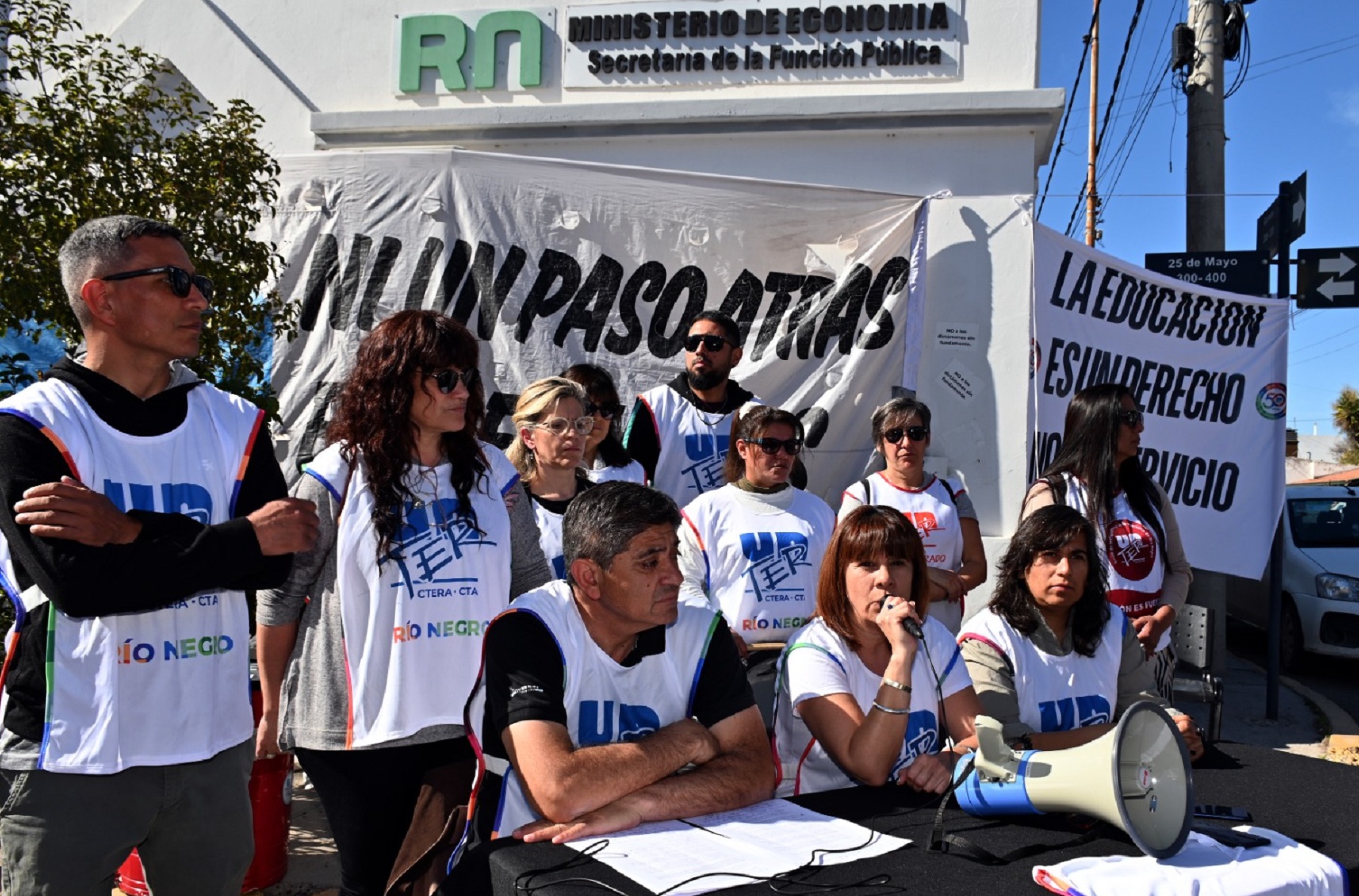 Los dirigentes gremiales se manifestaron frente a la sede de la Función Pública en Viedma. Foto: Marcelo Ochoa.